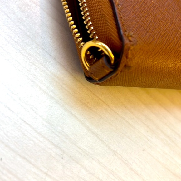 MK Jet Set Saffiano Large Traveling Leather
 Wallet Pre-Owned Great Condition - Picture 9 of 10